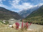 Imposant ist die Landschaft am Oberlauf des Mekong. Der Strom entspringt in den Bergen des Himalaya, erst einige hundert Kilometer südlich wird er touristisch richtig vermarktet. Foto: Detlef Berg