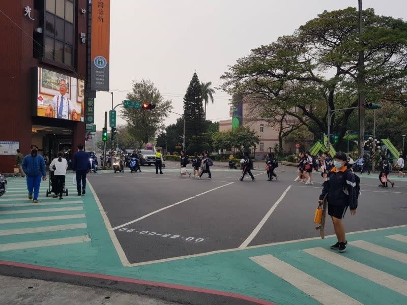 ▲全教產今（2）日呼籲，學校外圍道路應全面劃設「綠斑馬」、設置「上放學專用燈號時相」，以維護學生上下學安全。（圖／全教產提供）