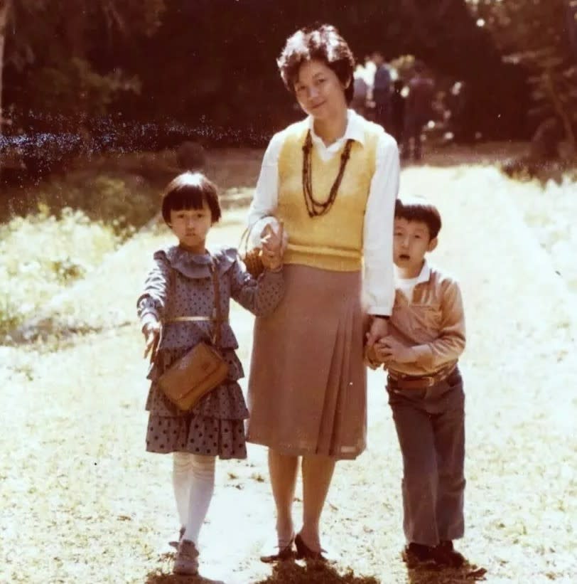 范瑋琪（左起）小時候與媽媽、弟弟的合照。翻攝范瑋琪臉書