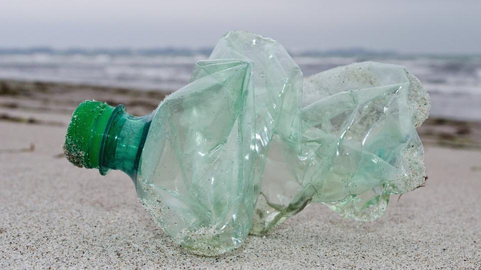 Schlecht für die Umwelt - egal in welcher Form: Die Einwegflasche aus Plastik. Foto: Stefan Sauer