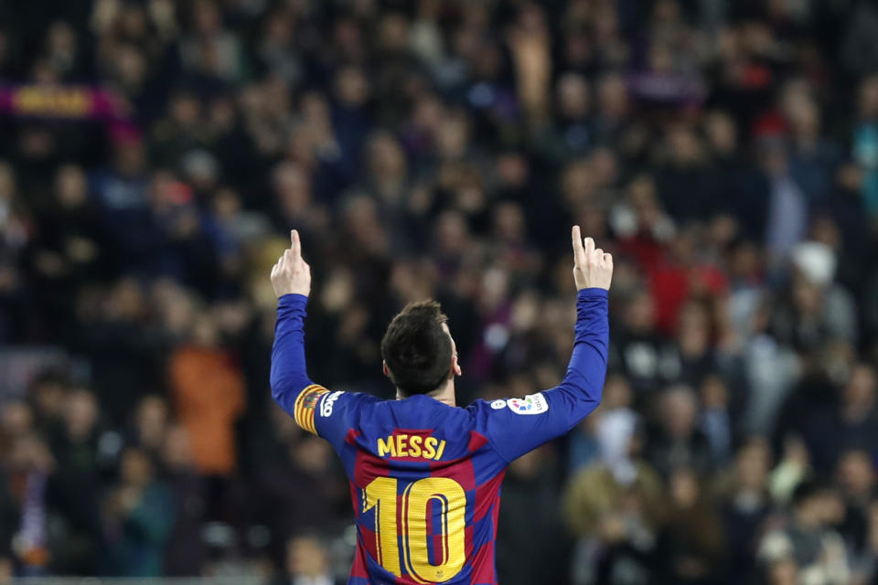 El argentino Lionel Messi festeja después de anotar el segundo gol del Barcelona en el partido por La Liga española frente al Barcelona, en el Camp Nou de Barcelona, el sábado 7 de diciembre de 2019. (AP Foto/Joan Monfort)