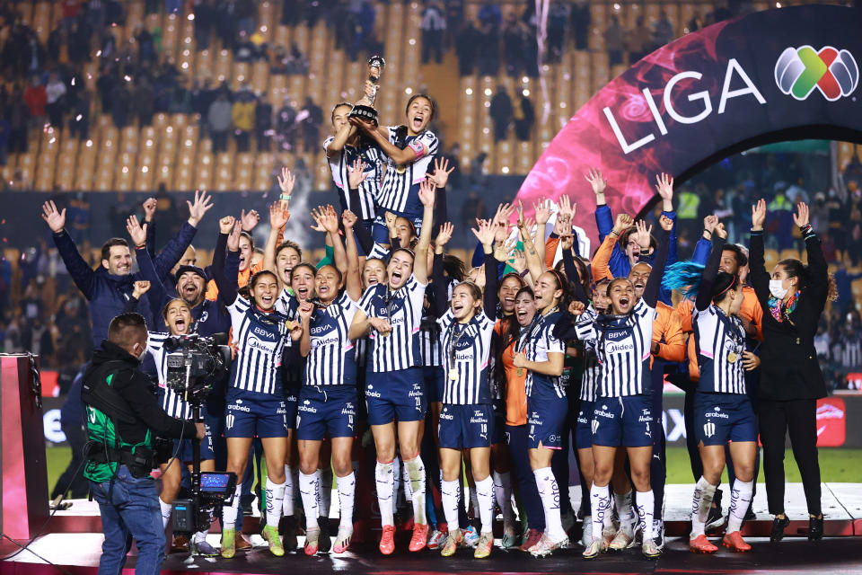 Las Rayadas de Monterrey celebran el t&#xed;tulo obtenido frente a Tigres en el Torneo Grita M&#xe9;xico A21 de la Liga MX Femenil. (Foto por Hector Vivas/Getty Images)