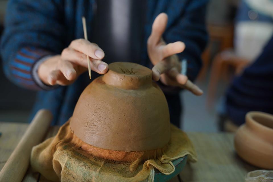 質感樸實的沖繩陶器，充滿溫暖的手感。