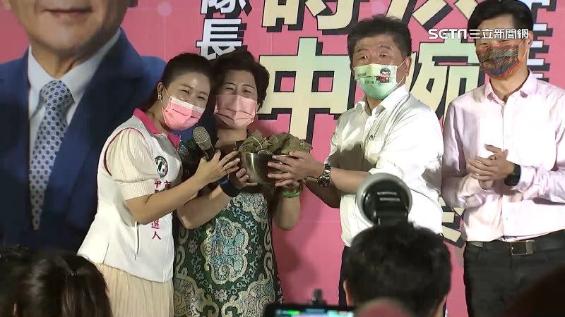 議員參選人洪琬臻的媽媽送上粽子，象徵陳時中包中。