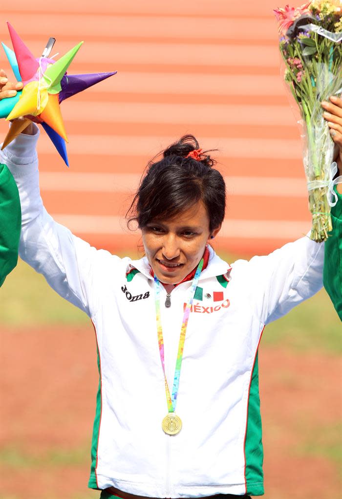 MEX08. CIUDAD DE MÉXICO (MÉXICO), 15/08/2014.- La mexicana Brenda Flores posa con la medalla de oro de la prueba femenina de 5000 metros planos hoy, viernes 15 de agosto de 2014, durante el Festival Deportivo Panamericano, en Ciudad de México (México). Las pruebas son clasificatorias a los Juegos Panamericanos Toronto 2015. EFE/Mario Guzmán