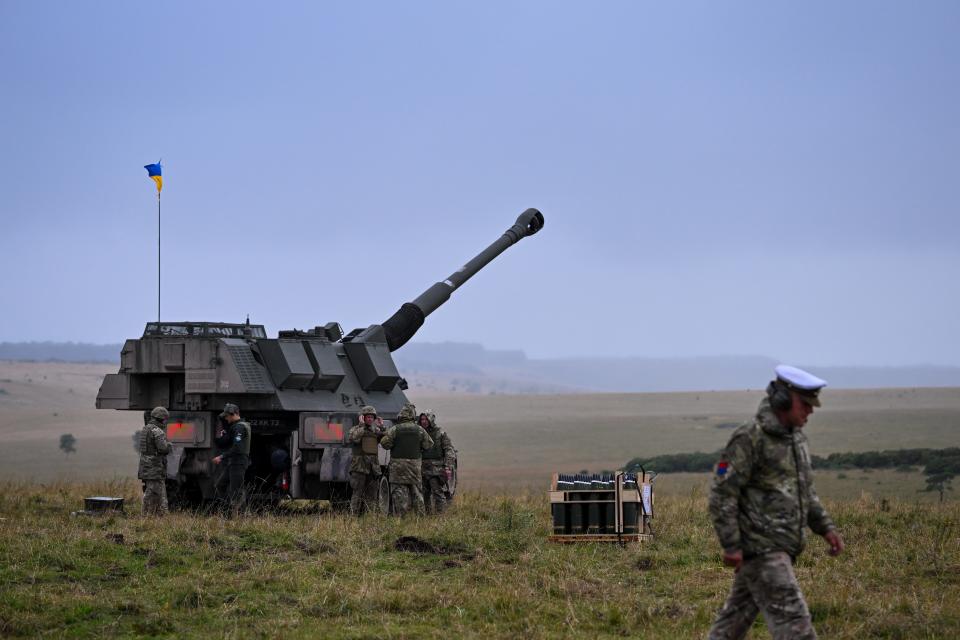 Ukrainian artillery recruits undergo a live fire training exercise on the AS90 155mm self-propelled gun (Getty Images)