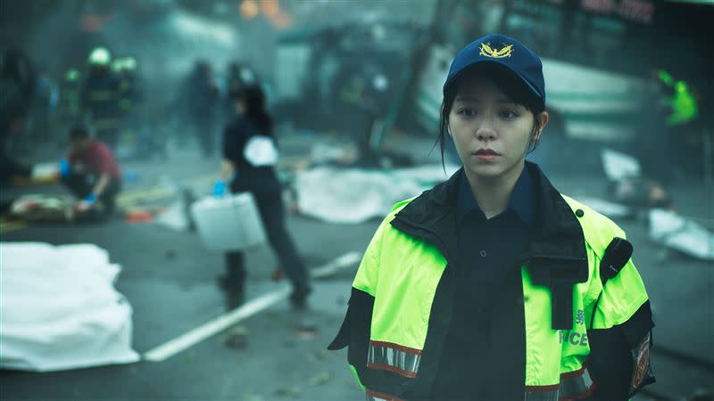 飾演警察的宋芸樺含著淚水現身車禍現場。（圖／愛奇藝國際站提供）