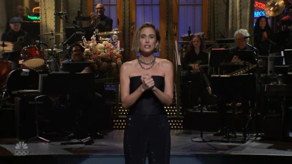 Kristen Wiig received a star-studded reception last night when she hosted “Saturday Night Live” for the fifth time allowing her to join the elite “Five-Timers Club.” NBC / SNL