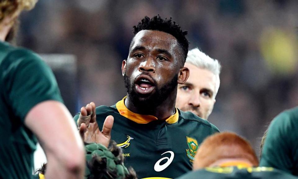 Siya Kolisi talks with his team during South Africa’s win in New Zealand last year.