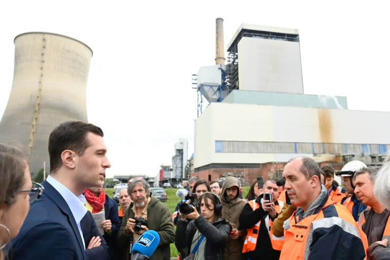 Jordan Bardella (à gauche) est venu écouter les salariés de la centrale à charbon de Saint-Avold, en Moselle, le 7 mai 2024 (Jean-Christophe VERHAEGEN)