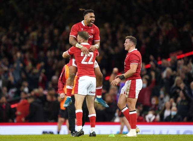 Rhys Priestland scored with the last kick of the game to give Wales a 29-28 victory over 14-man Australia