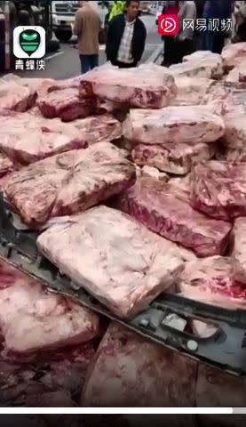 整袋整袋的冷凍豬肉，發出惡臭。（圖／翻攝自網易視頻）