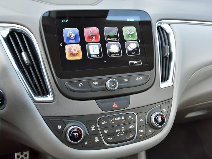 2016 Chevrolet Malibu MyLink infotainment system photo