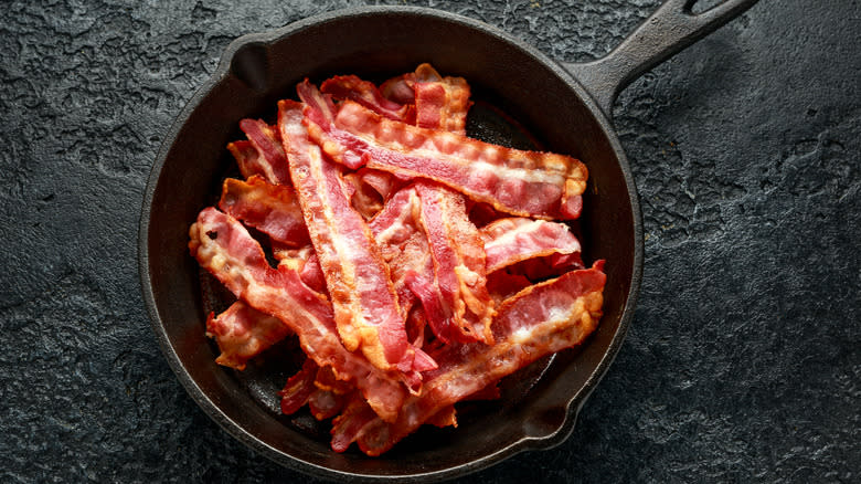 cooked bacon strips