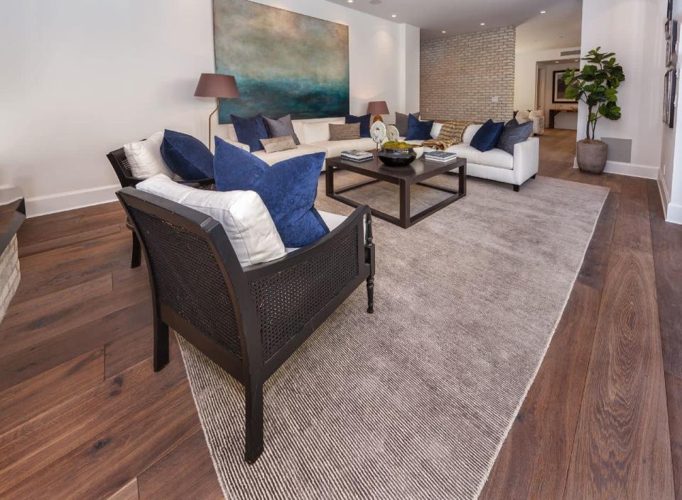 <p>From this angle of the living area, the pool is at right, out of the frame. At left outside the frame is the dining area. (Photo: <a href="http://bit.ly/1UCMKf2" rel="nofollow noopener" target="_blank" data-ylk="slk:Sotheby’s International Realty via Catherine Marcus;elm:context_link;itc:0;sec:content-canvas" class="link ">Sotheby’s International Realty via Catherine Marcus</a>, shot by Mark Lee)</p>