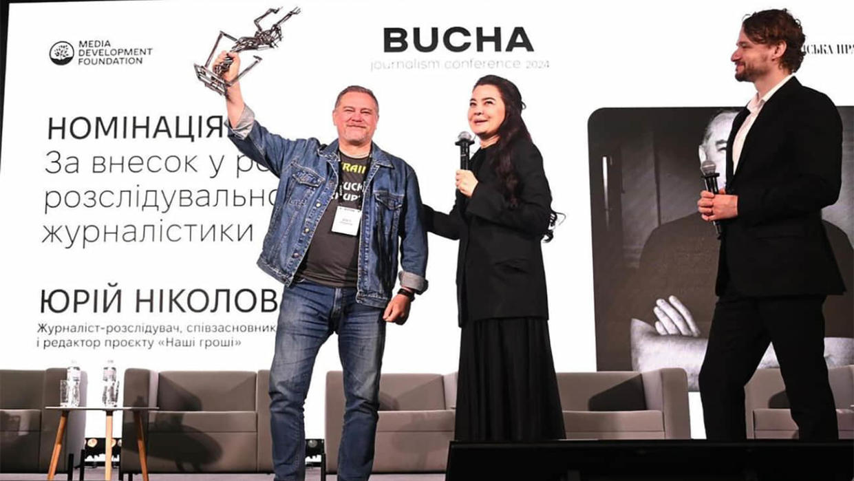 Yurii Nikolov receiving an award at the Bucha Journalism Conference