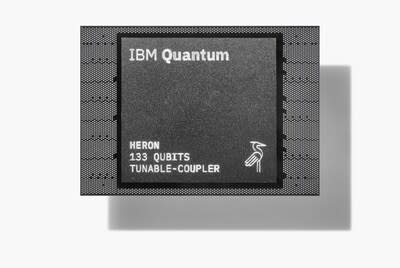 在 2023 年 IBM 量子高峰會上，IBM發表代號為「蒼鷺」的 IBM Quantum Heron處理器，是IBM目前性能最高、錯誤率最低的一款量子處理器架構。（圖片來源：Ryan Lavine 授權IBM）