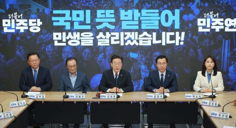 Lee Jae-myung (C), head of the main opposition Democratic Party, speaks during a ceremony dissolving the party's central campaign committee in Seoul on Thursday, following the conclusion of the general elections, which resulted in the party's resounding victory. Photo by Yonhap