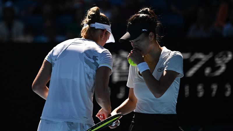 謝淑薇與搭檔梅丹斯（Elise Mertens）。（資料圖／翻攝自澳網官方X）