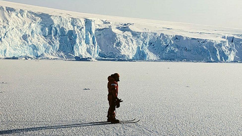 Un científico sobre el hielo de la Antártida