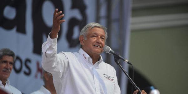 AMLO saluda de mano a la mamá de El Chapo 