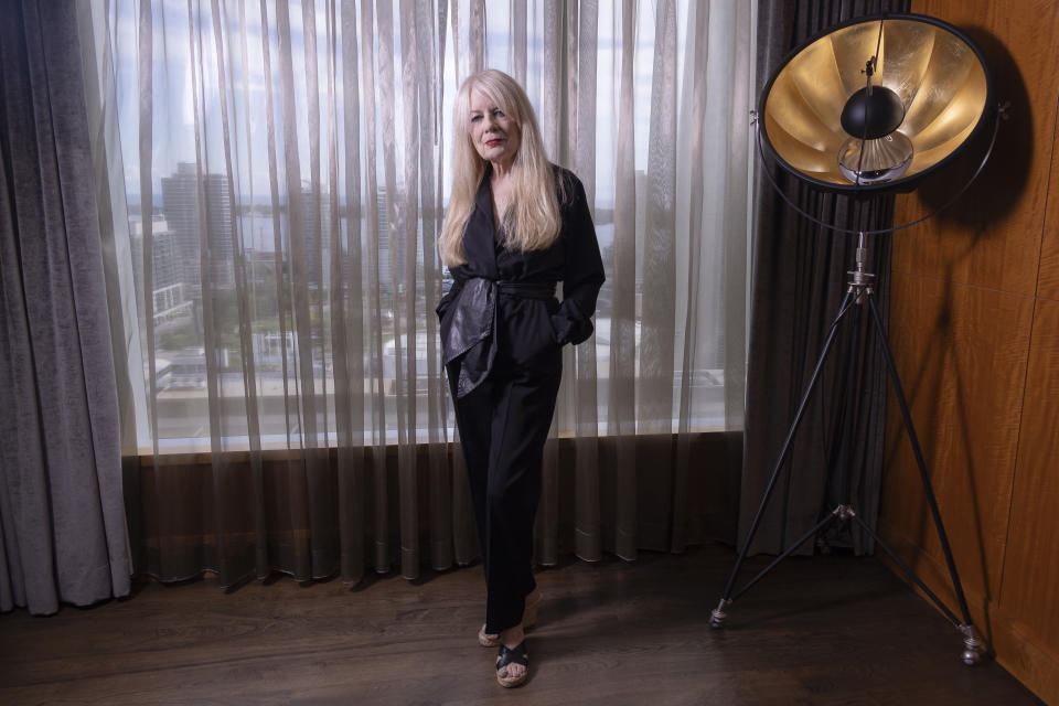 Tina Weymouth de la banda Talking Heads posa para promover la reedición de la película "Stop Making Sense" en el Festival Internacional de Cine de Toronto el lunes 11 de septiembre de 2023, en Toronto. (Foto Joel C Ryan/Invision/AP)