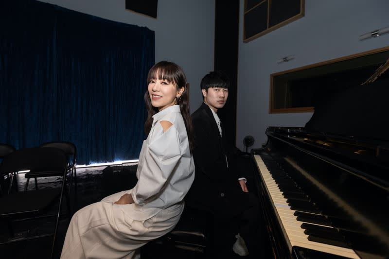 全新專輯《日與夜，跟自己說晚安》，MV中的鋼琴手找來彭柏邑助陣。（圖／相信音樂提供）