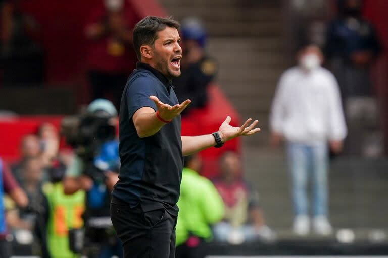 Nicolás Larcamón, entrenador del Puebla, reacciona durante un partido ante el América, el sábado 14 de mayo de 2022, en el Estadio Azteca de Ciudad de México (AP Foto/Fernando Llano)