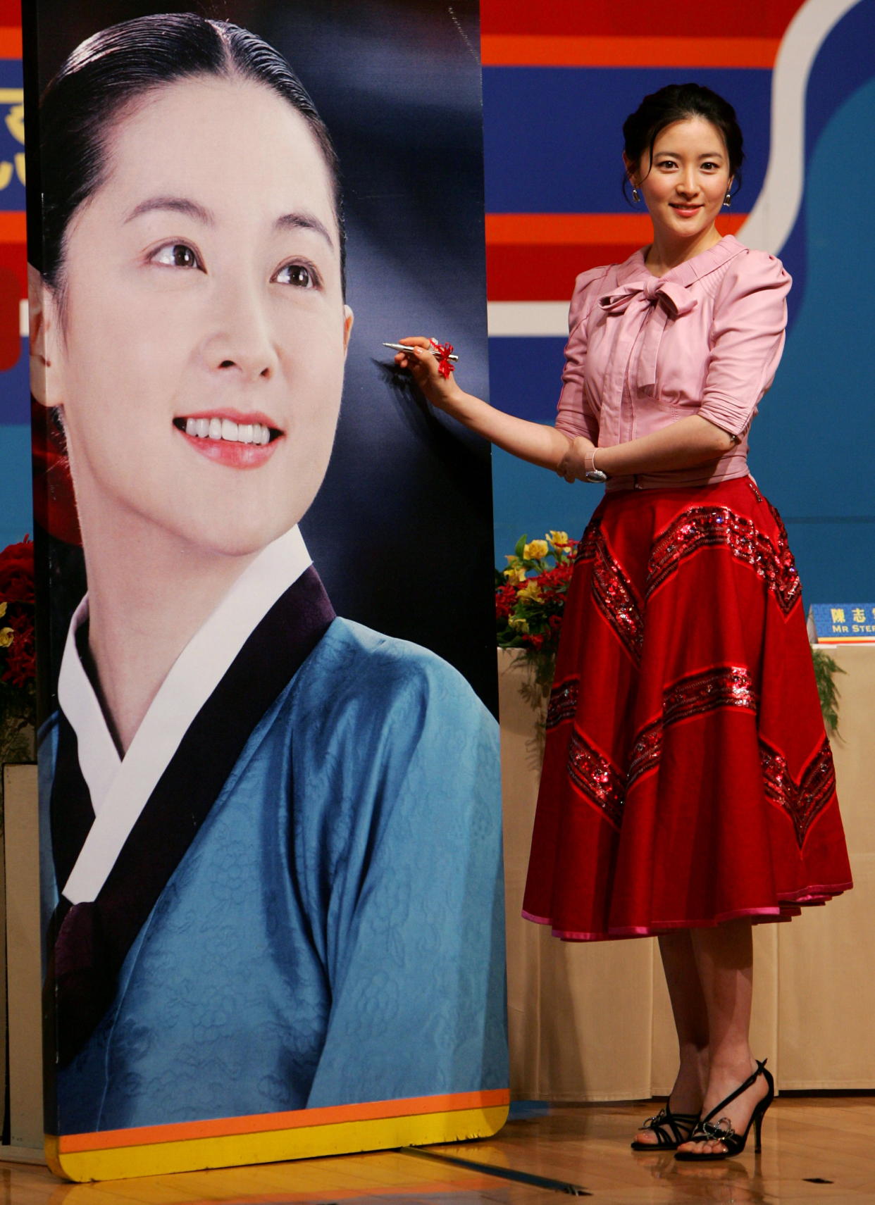 South Korean actress Lee Young-ae attends a news conference in Hong Kong May 21, 2005. Lee's recent television drama, 