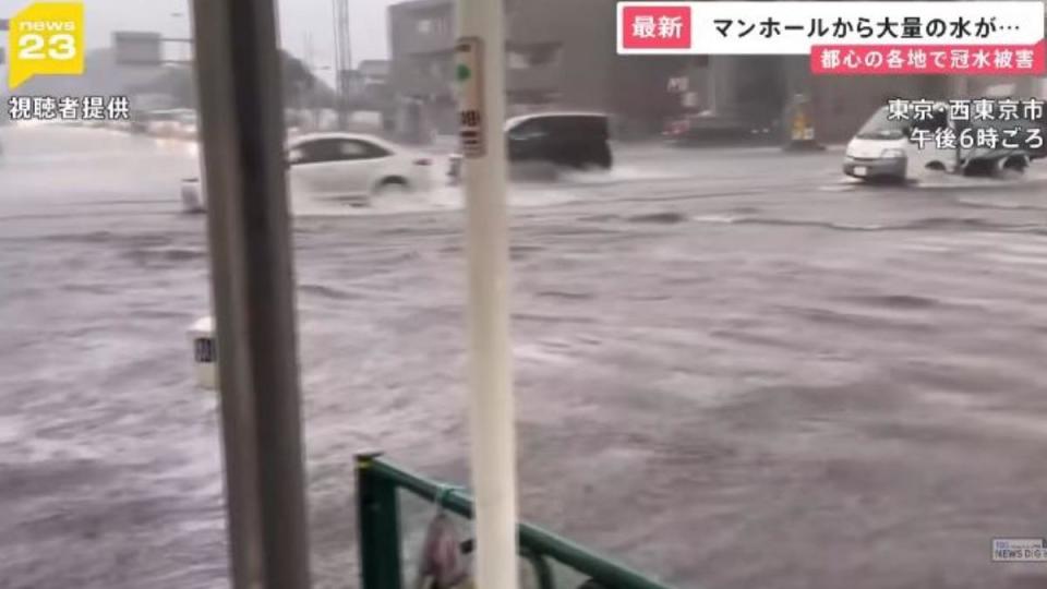 東京都內道路淹水。（圖／擷取自TBS News）