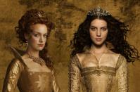 An historische Fakten hält sich "Reign" nur bedingt: Maria Stewart (Adelaide Kane, rechts) ist in der Serie nicht die Machtpolitikerin, als die sie in die Geschichtsbücher einging, sondern noch ein 15-jähriger Teenager, der sich vor allem für Kleidung und Jungs interessiert. In den USA wurde die Serie deswegen sogar mit der Teenie-Soap "Gossip Girl" verglichen. (Bild: The CW Network)