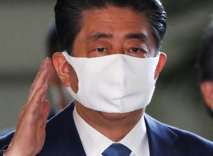 日本首相安倍晉三因潰瘍性大腸炎請辭，醫曝5警訊：別小看排便。(路透)