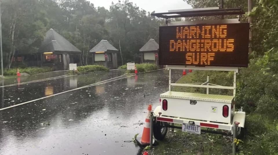 Una señal advierte sobre el mal clima en una calle del Parque Nacional Acadia, el sábado 16 de septiembre de 2023, en Maine. (AP Foto/Robert Bumsted)