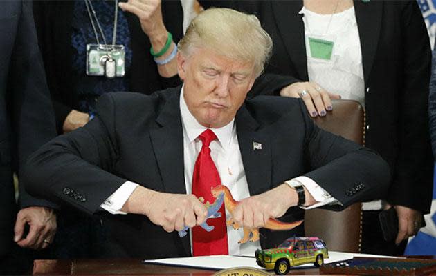 Trump pen snap spawns string of memes