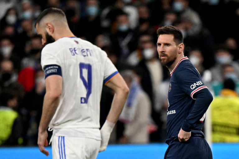 Messi mira sin poder creer el día de la eliminación ante Real Madrid, con tres goles de Benzema