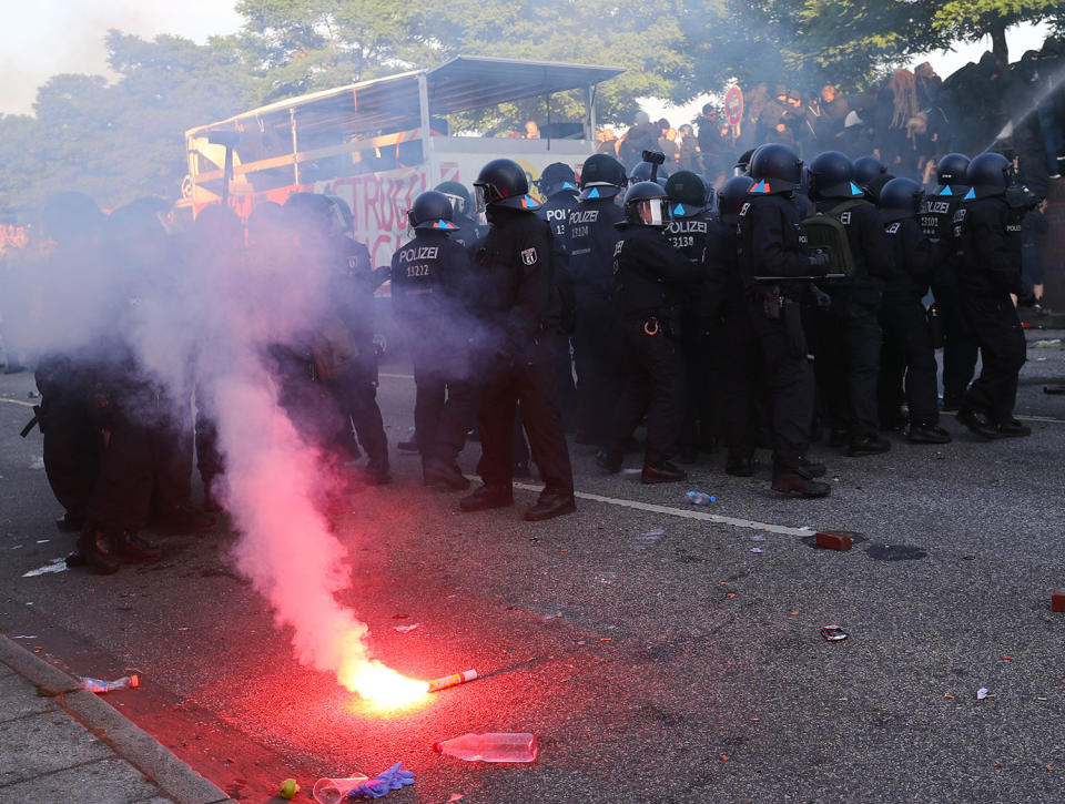Riot police clash with G-20 protesters in Hamburg, Germany