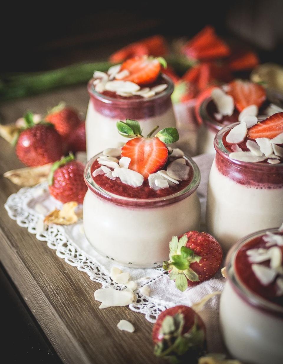 Panna cotta amande, cardamome, fleur d’oranger et compotée de fraises à la rose