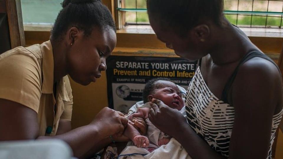 Un ni&#xf1;o en Ghana es inoculado con la primera vacuna contra la malaria.