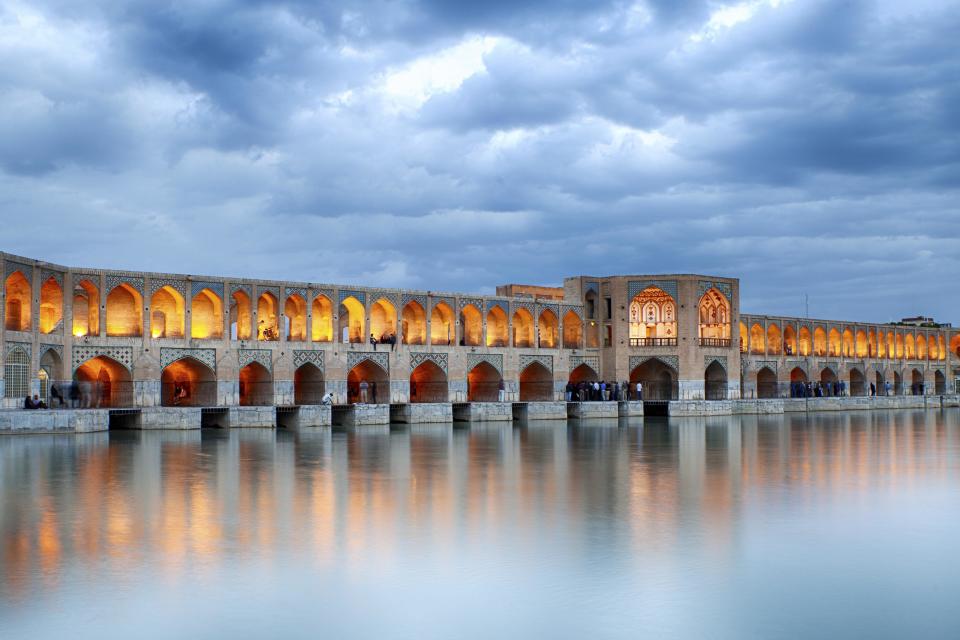 El puente Khaju, de 110 metros de longitud, es el más famoso (junto al de Si-o-se Pol) de la treintena que hay en la ciudad iraní de Isfahan. Levantado sobre el río Zayandeh, fue ordenado construir por el Sha Abbas en el siglo XVII y tiene dos pisos y numerosos arcos. (Foto: Getty Images).