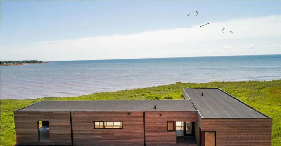 Modern oceanfront property in Augustine Cove, P.E.I. (Vrbo)