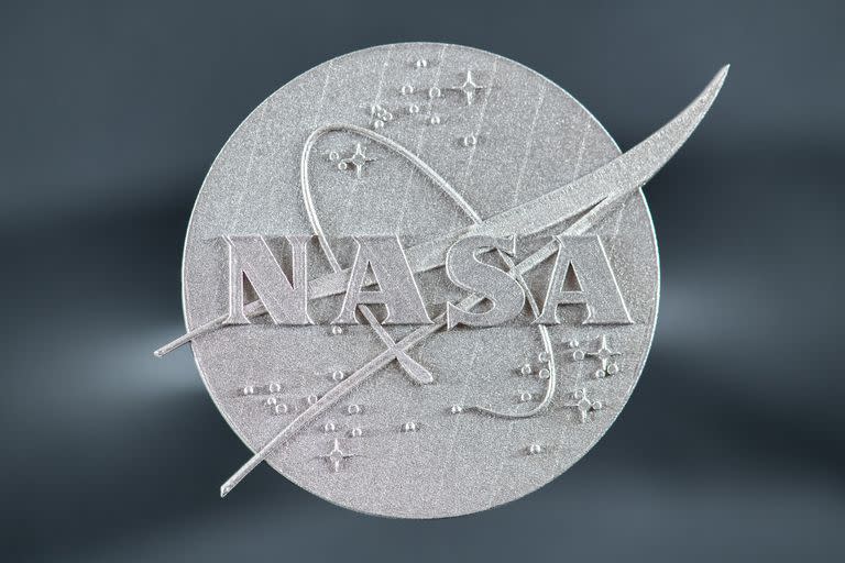 El logo de la nasa fabricado en GRX-810, una aleación enriquecida con átomos de oxígeno dispersos en el material