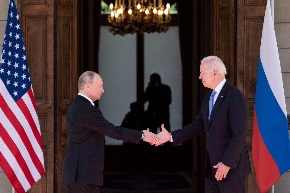 La poignée de main entre Joe Biden et Vladimir Poutine, le 16 juin 2021, à Genève.  - BRENDAN SMIALOWSKI / AFP