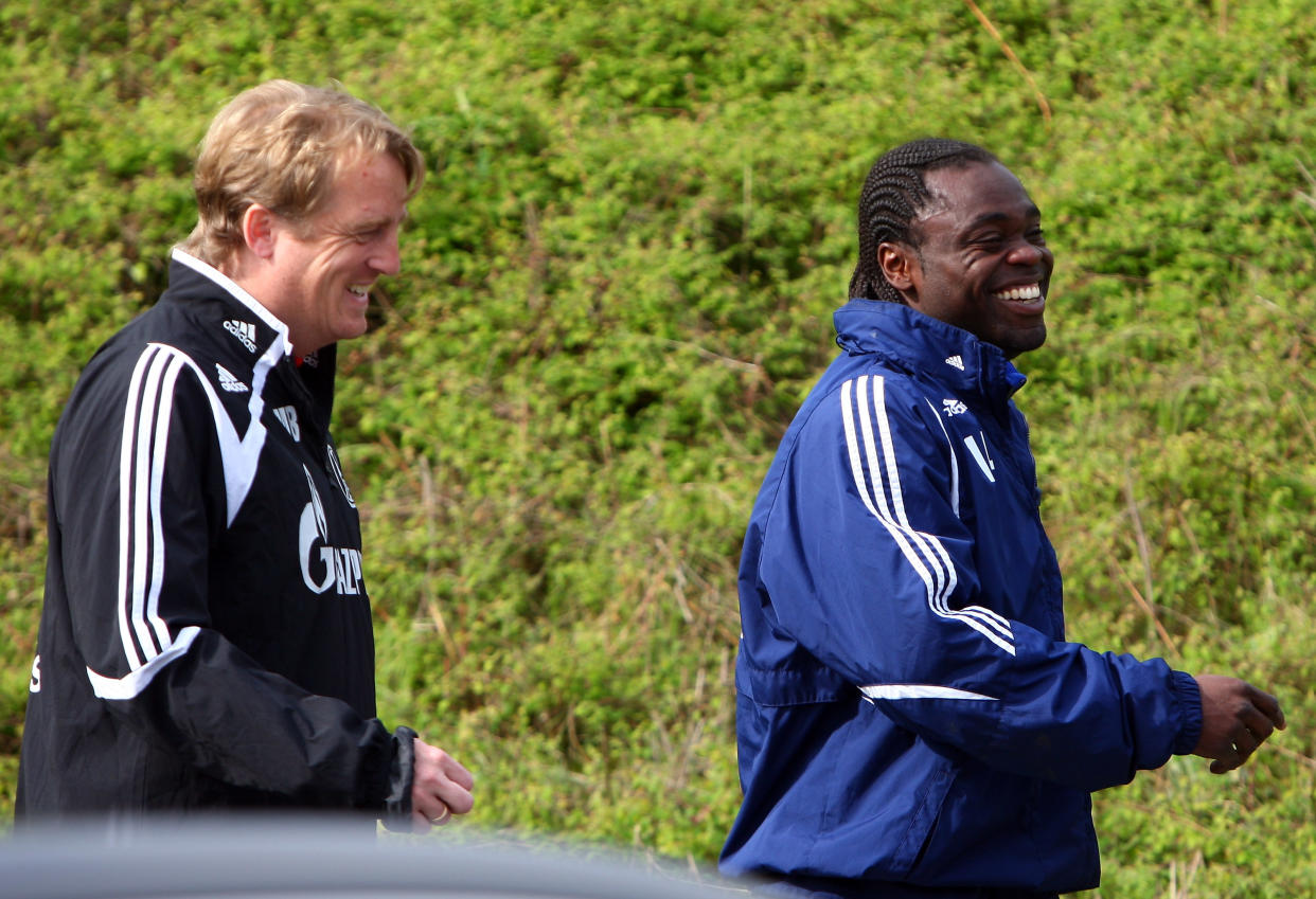 Mike Büskens und Gerald Asamoah, hier im Jahr 2009 zu sehen. (Bild: Christof Koepsel/Bongarts/Getty Images)