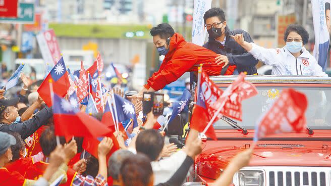 國民黨台北市長候選人蔣萬安（車上左）23日在前北市議長吳碧珠（車上右）的陪同下，在士林北投區車隊掃街拜票，與支持者握手致意。（張鎧乙攝）
