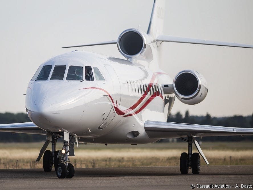 Front exterior of the Dassault Falcon 900B.