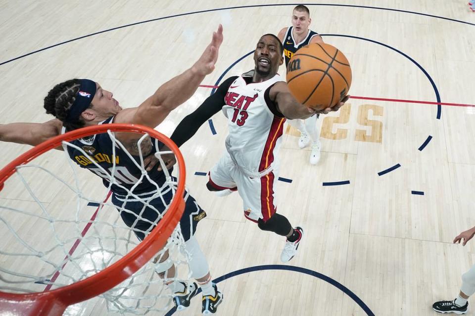 El jugador del Heat Bam Adebayo (der.) entra al aro ante la marca de Aaron Gordon, de los Nuggets, en el segundo partido de las Finales de la NBA, celebrado el 4 de junio de 2023 en Denver.