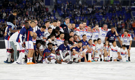 Soccer Football - Ligue 1 - Olympique Lyonnais vs OGC Nice - Groupama Stadium, Lyon, France - May 19, 2018 Lyon players pose with coach Bruno Genesio as they celebrate after the match REUTERS/Emmanuel Foudrot