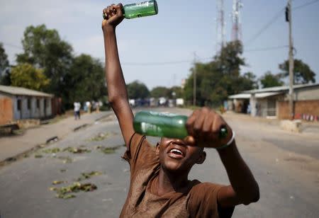 A protester gestures during a protest against President Pierre Nkurunziza's decision to run for a third term in Bujumbura, Burundi, May 29, 2015. REUTERS/Goran Tomasevic