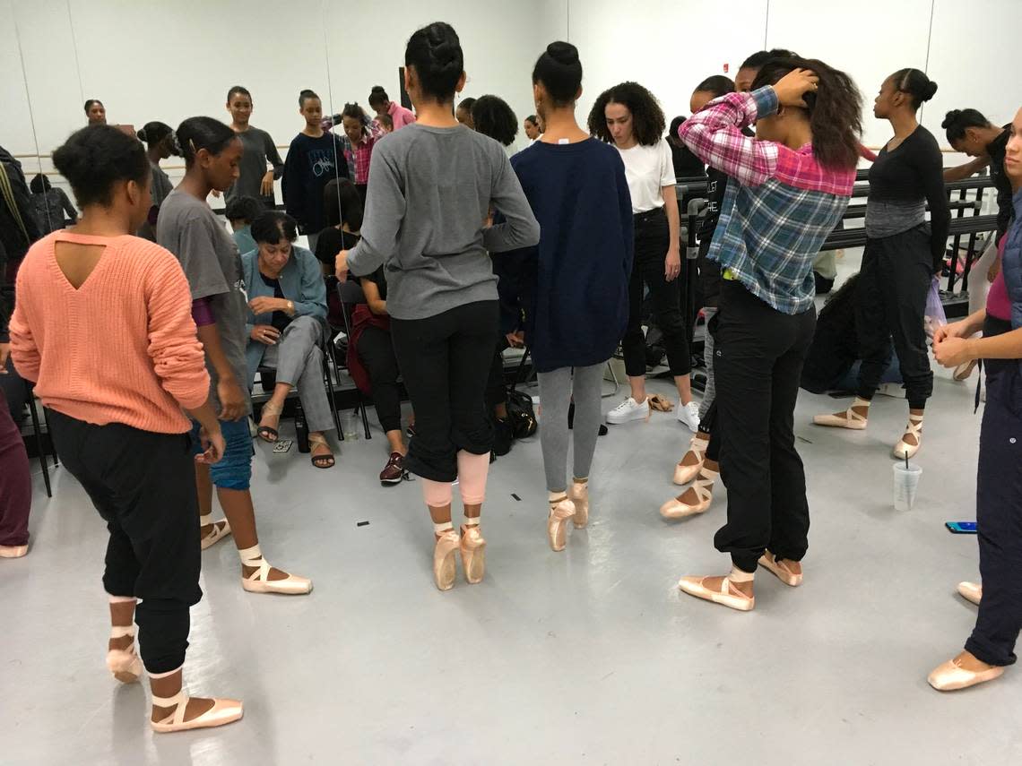 Students at a pointe workshop at the 2019 MoBBallet Symposium in Philadelphia.