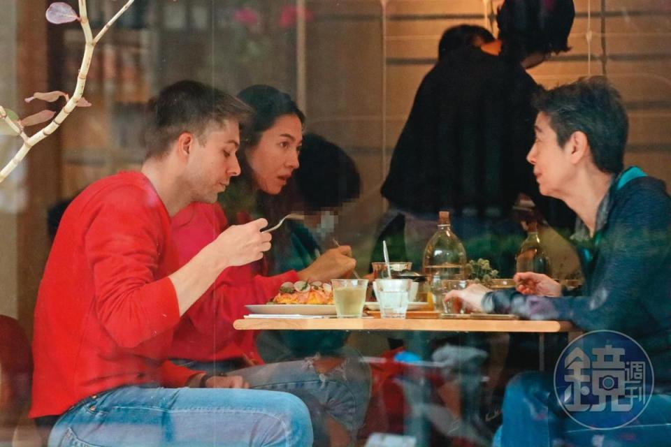 4月8日 12：46  謝沛恩（左二）帶著男友（左一）和媽媽賴佩霞（右一）在民生社區的咖啡店用餐。